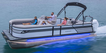 Famliy on Crest Pontoon Boat Rental